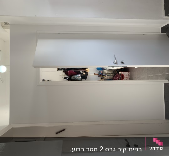 קיר גבס לבן עם דלת פתוחה חלקית